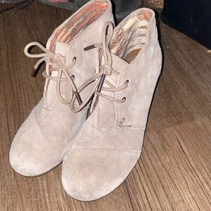 Toms Wedge Heel Desert Tan Suede Ankle Boots Women's Size 7.5